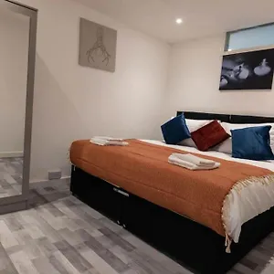 Apartment 3 Bedrooms Flat -wifi-freeparking-babycot-15min To Pepys Park, London
